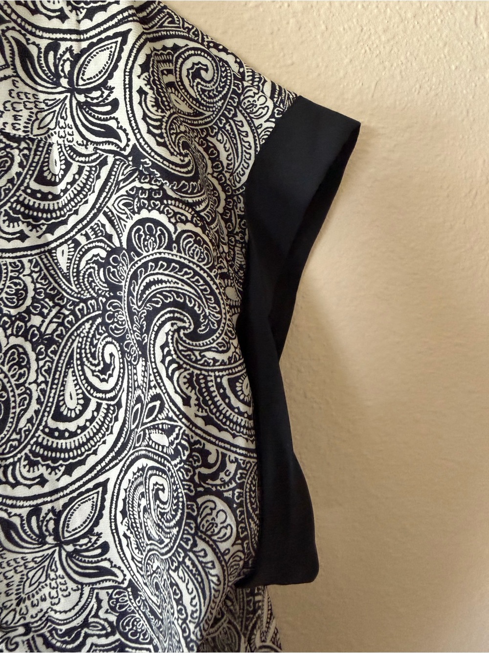 Express Black & White Paisley V-Neck Tee with Contrast Trim - Picture 4 of 6